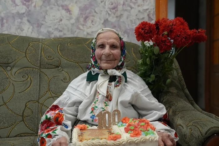 Ведение дневника и выращивание клубники: 100-летняя жительница Сумщины раскрыла секрет долголетия