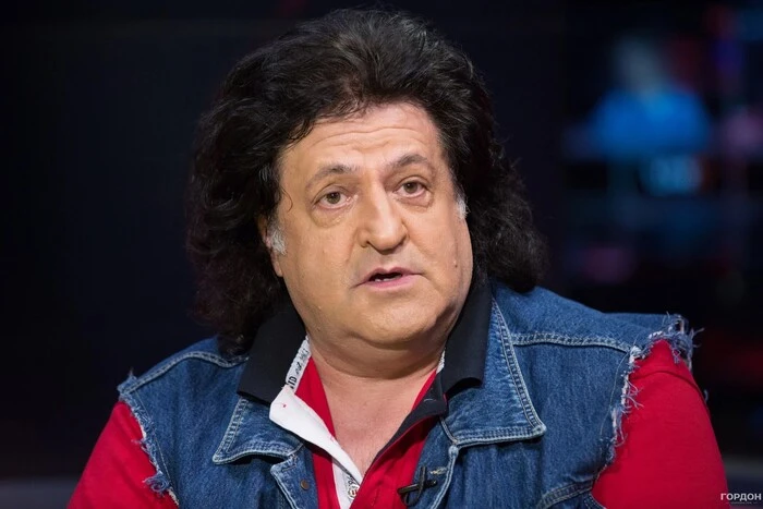 Іво Бобул перед валізою з речами