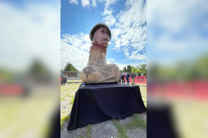 W Warszawie pojawiła się falliczna figura Putina (zdjęcie)