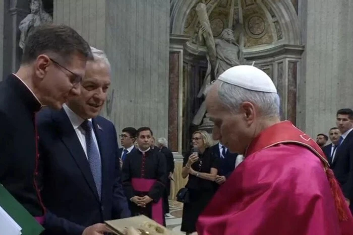 Lukaschenko überreichte dem Papst ein Geschenk aus einem pro-russischen Kloster