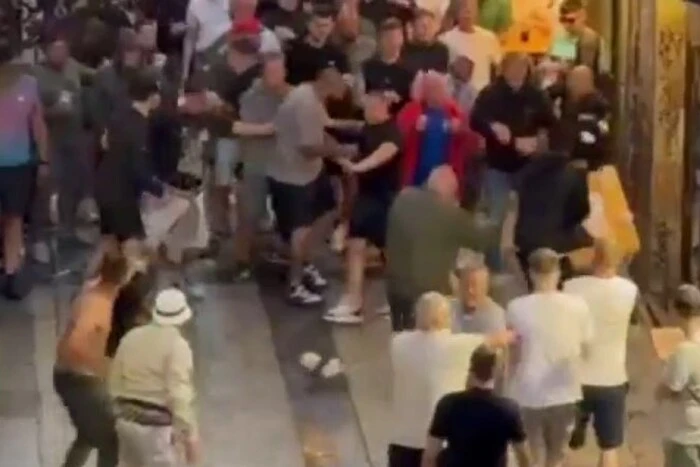 Finale der Europa League: Fans von Manchester United und Tottenham lieferten sich eine Massenschlägerei