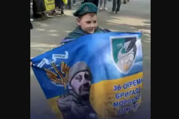 Мальчик встречает украинцев из российского плена: надеется найти папу (видео)