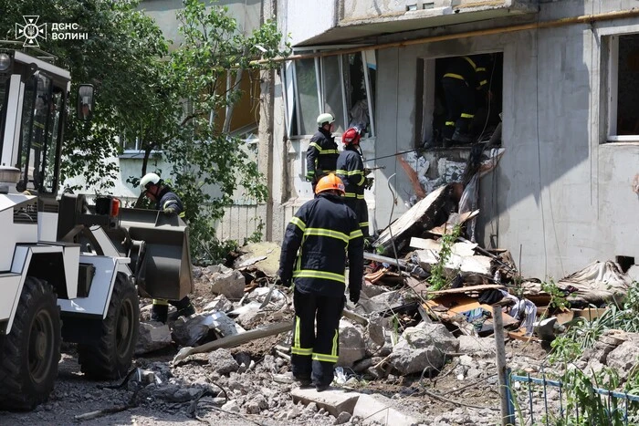В Луцке спасатели извлекли тело погибшего из-под завалов многоэтажки