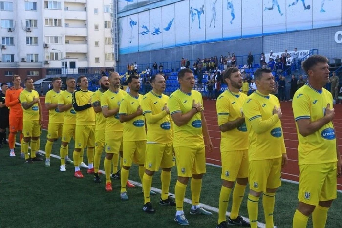 У Києві зірки футболу зіграли товариський матч із героями фронту