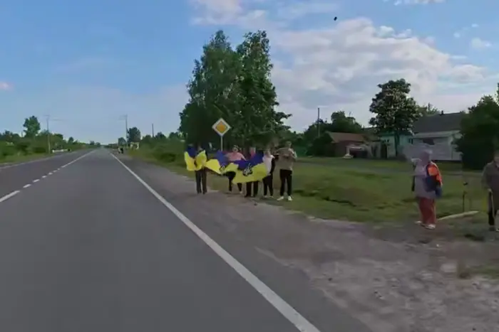 Ukrainians released from captivity greeted by people on their way home: touching video