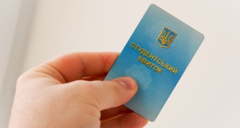 Група студентів дискутує на фоні класу