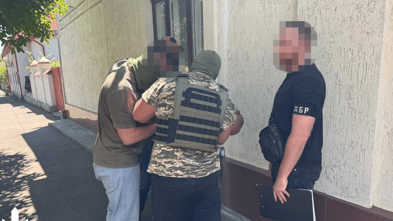 Семейный бизнес — в Одесской области отец и сын освобождали от армии