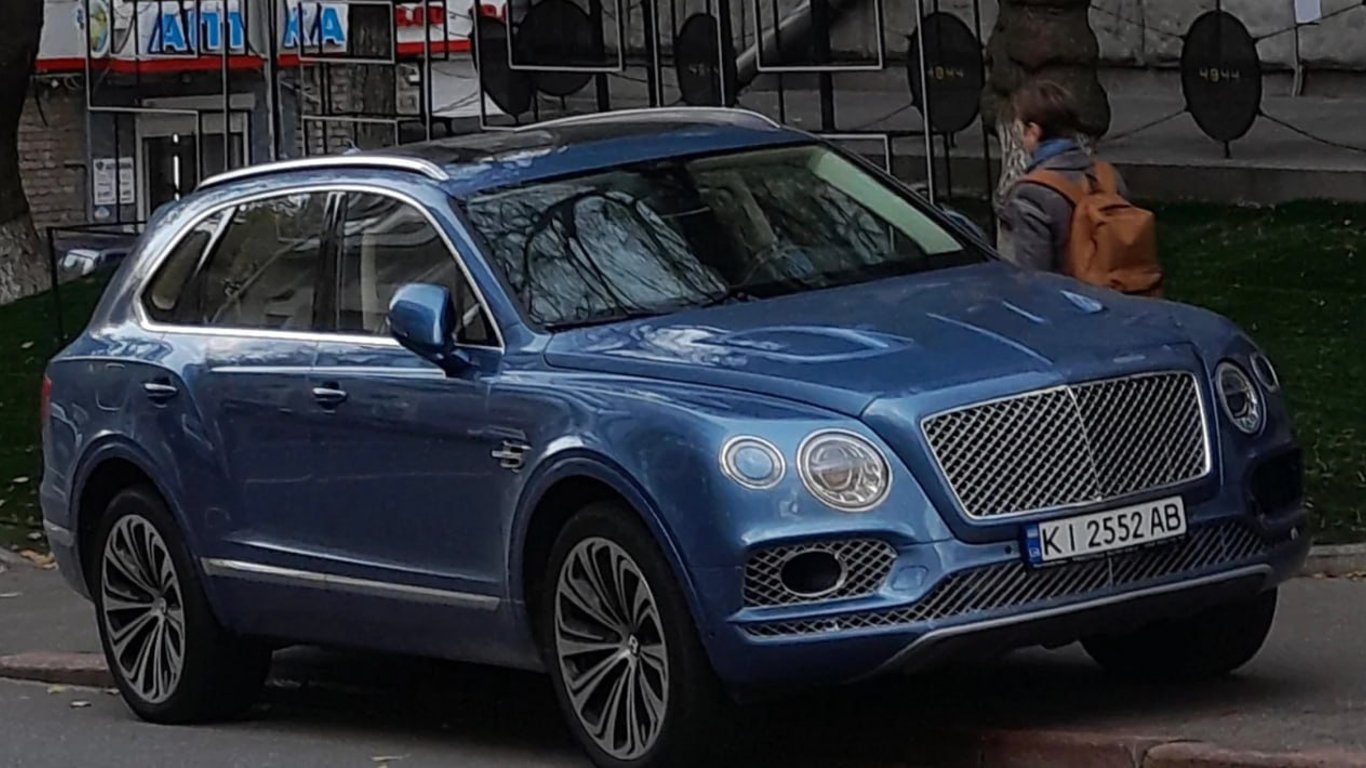 In Kiew wurde ein Bentley im Wert von 400.000 Dollar einen Tag nach dem Kauf zerstört