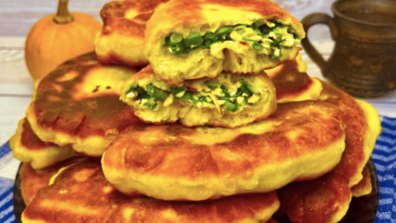 Gebratene Pirozhki mit grünen Zwiebeln im Sommer - nach dem Rezept der Großmutter