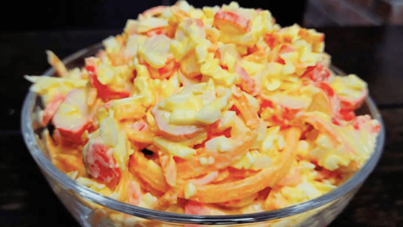 Salat 'Stimmung' mit Krabbenstäbchen — er wird allen gefallen