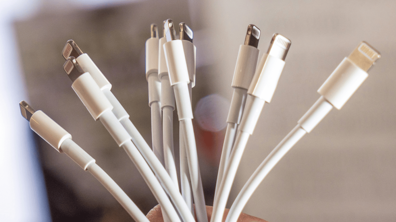 Зарядка iPhone чужим кабелем — чим це загрожує
