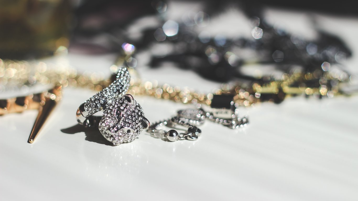 Gold or Platinum - which metal is better for jewelry
