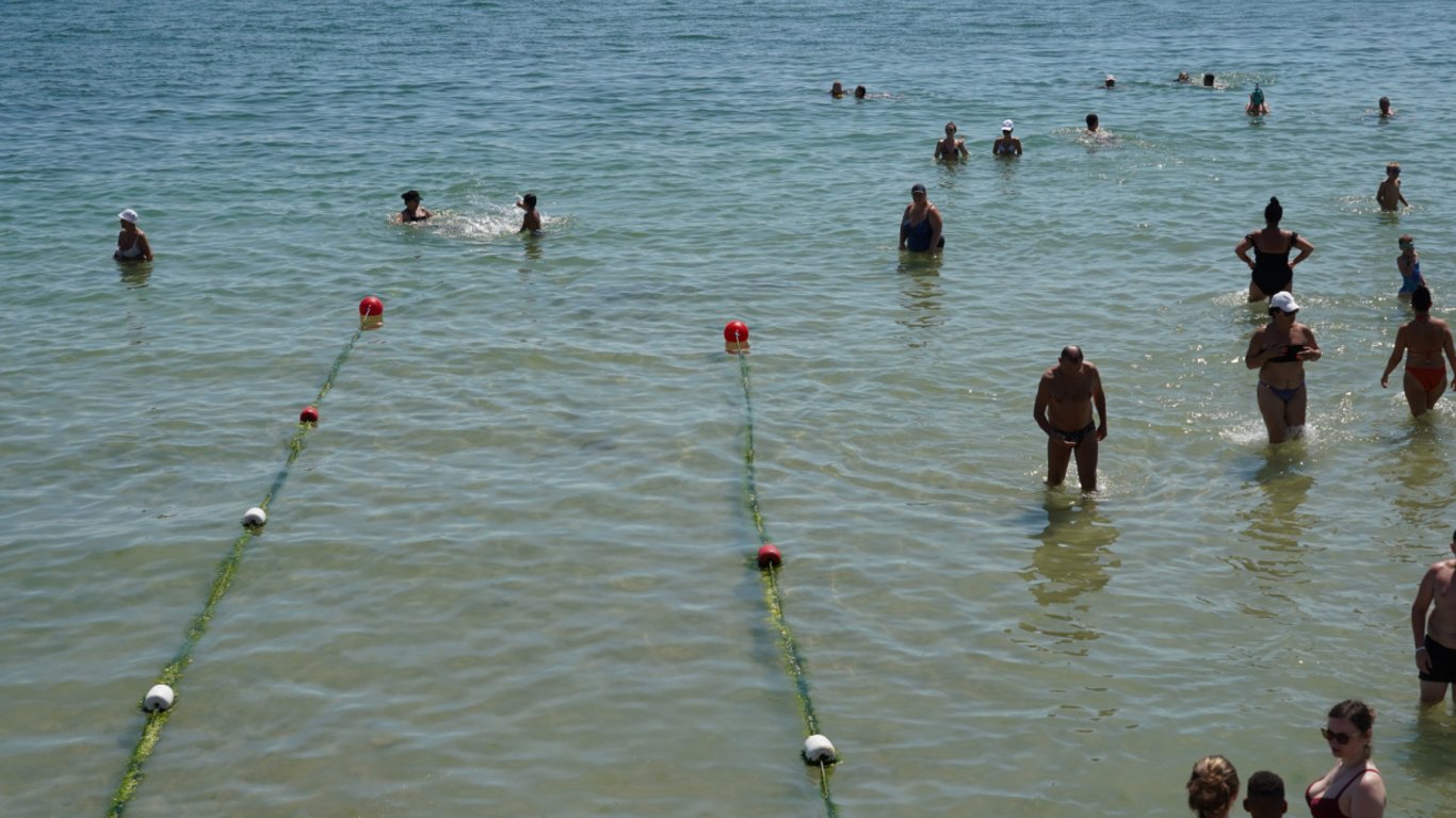 Der Urlaubssaison steht auf der Kippe - das Wasser im Meer bei Odessa hat sich verändert