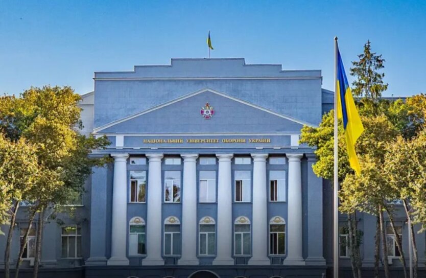 Лого НАТО на фоні українського прапора