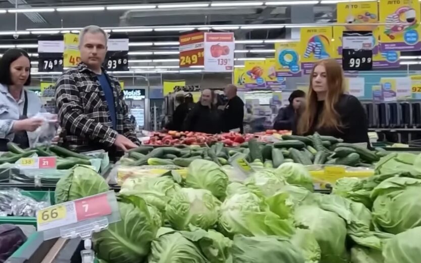 Auchan, Metro i Varyus obniżyli ceny popularnych warzyw: ile kosztuje kilogram ogórków, pomidorów i młodej kapusty